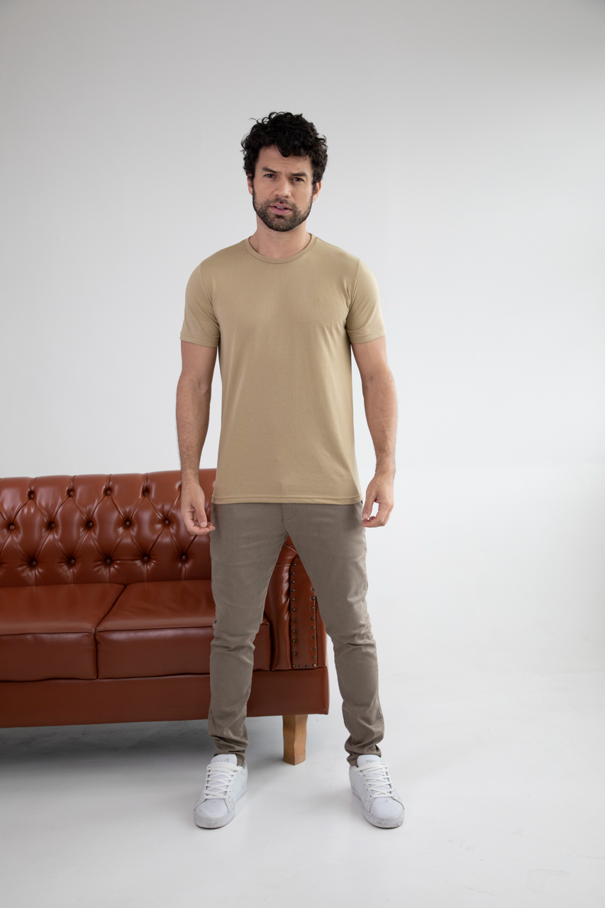 Camiseta Básica Sobre Tom