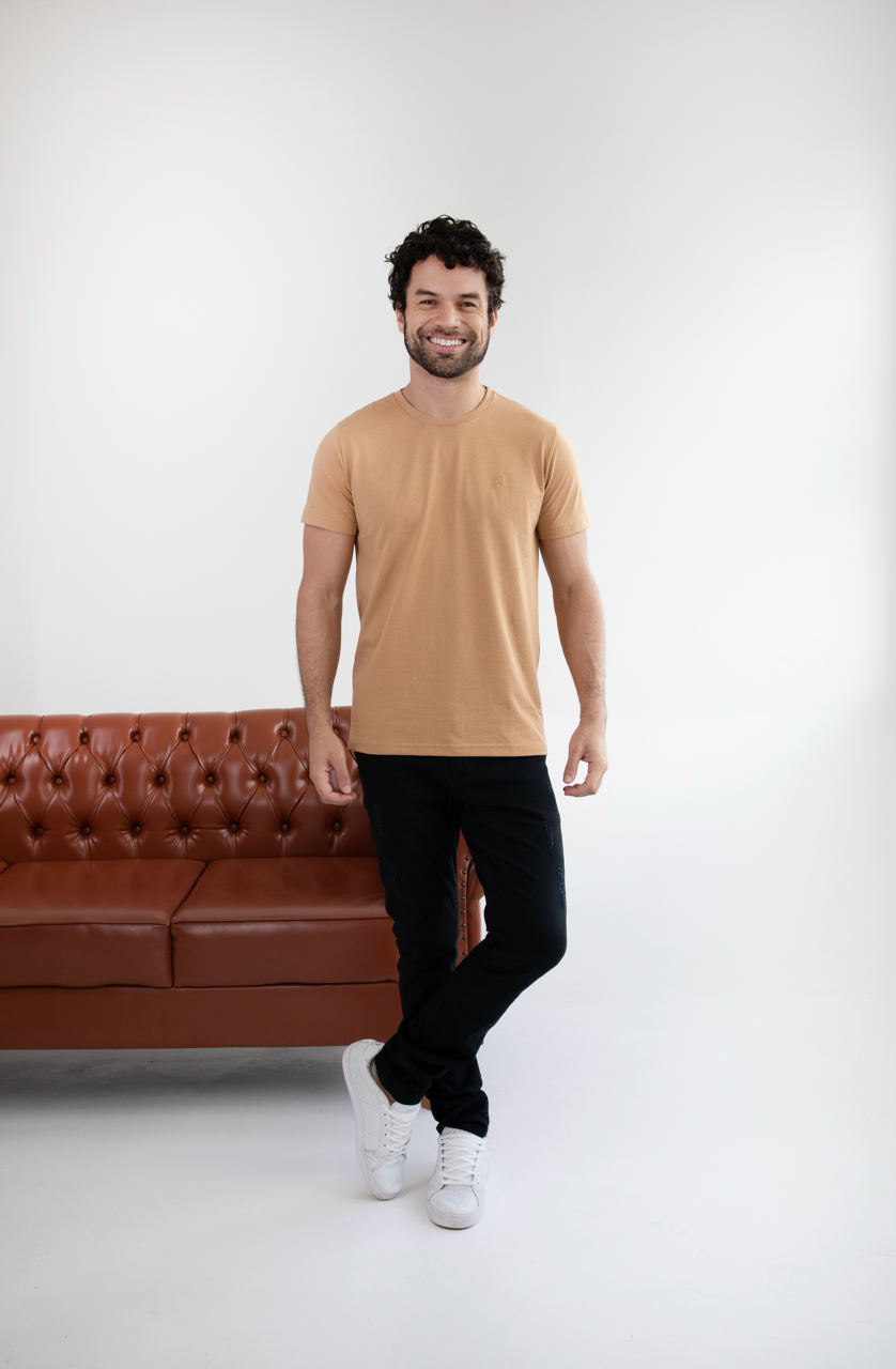 Camiseta Básica Sobre Tom
