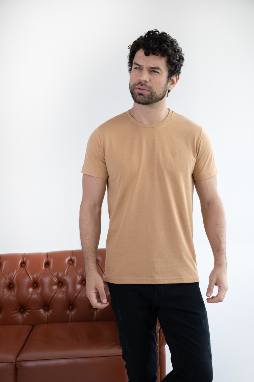 Camiseta Básica Sobre Tom