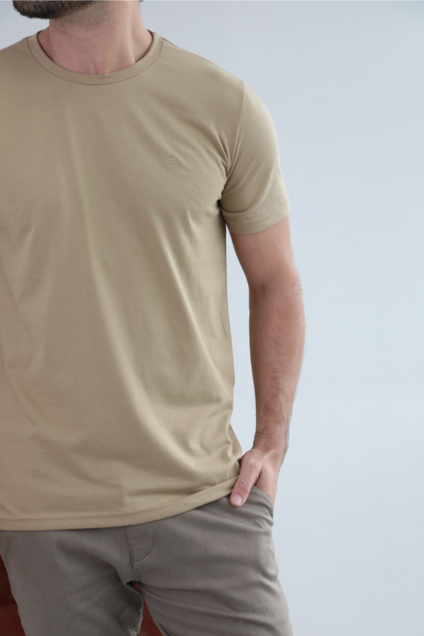 Camiseta Básica Sobre Tom