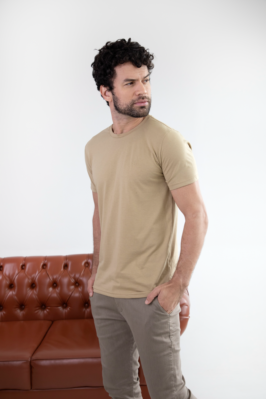 Camiseta Básica Sobre Tom
